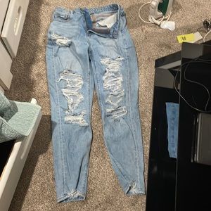 American Eagle size 4 ripped jeans